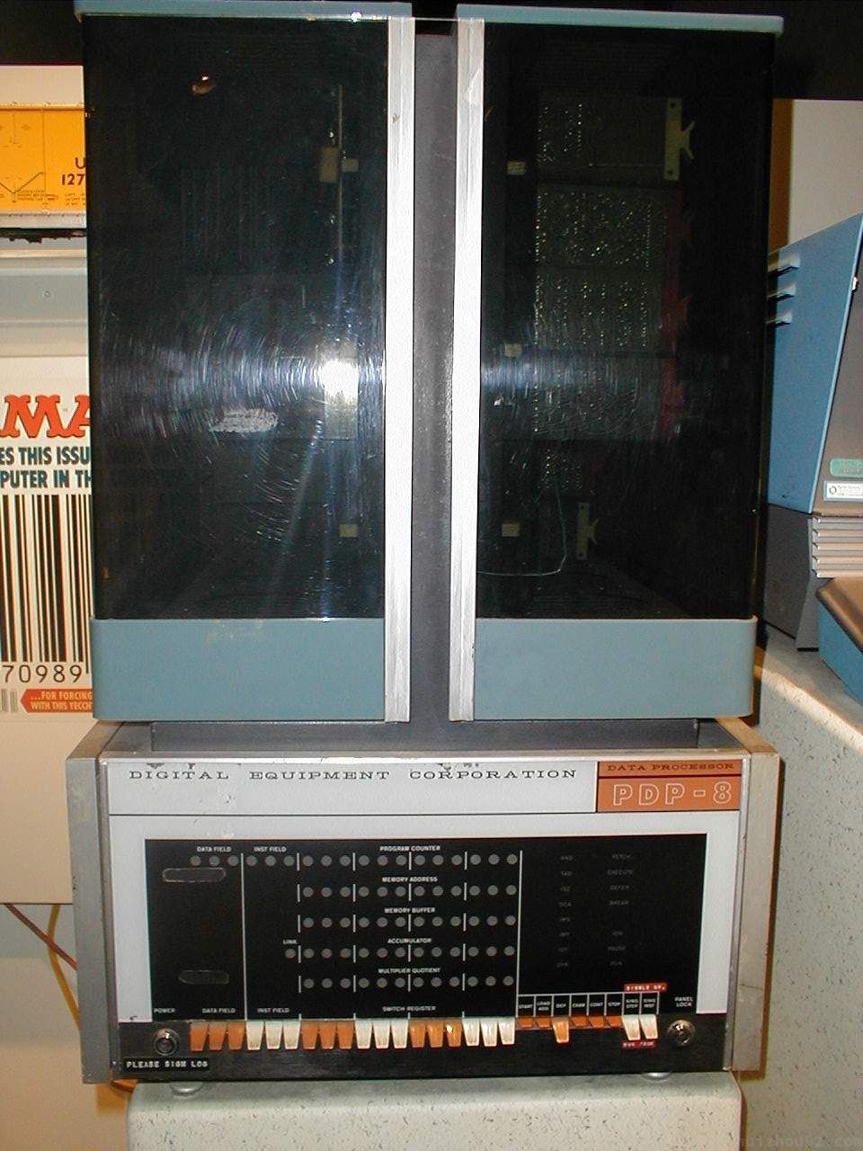 DEC PDP-8 小型机。它让计算不再像一个中央机构,而更像一个小团队可以拥有的工具。