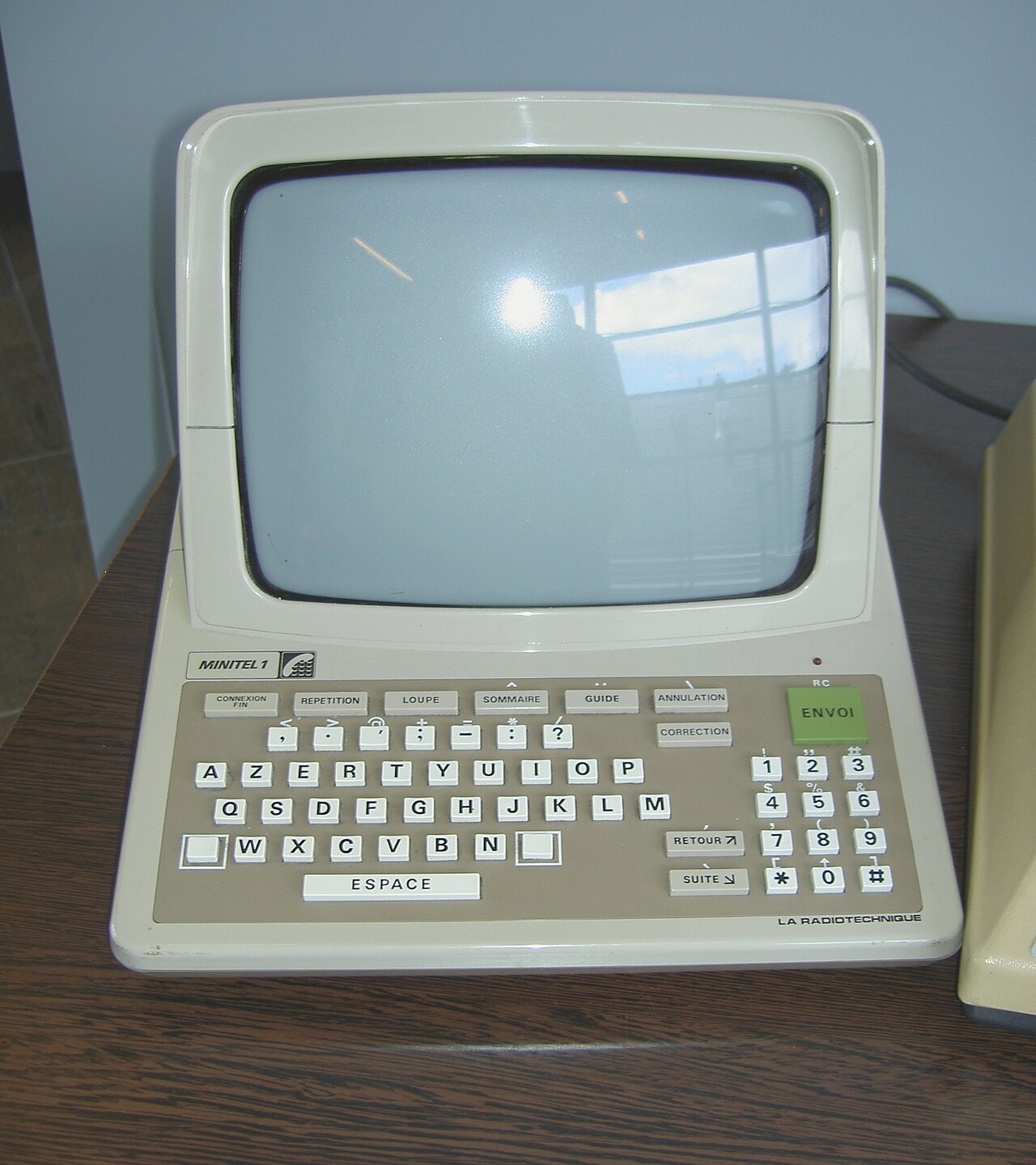 Minitel 1 terminal, France, 1982. Photo by Deep silence (Mikaël Restoux), CC BY-SA 3.0, via Wikimedia Commons.