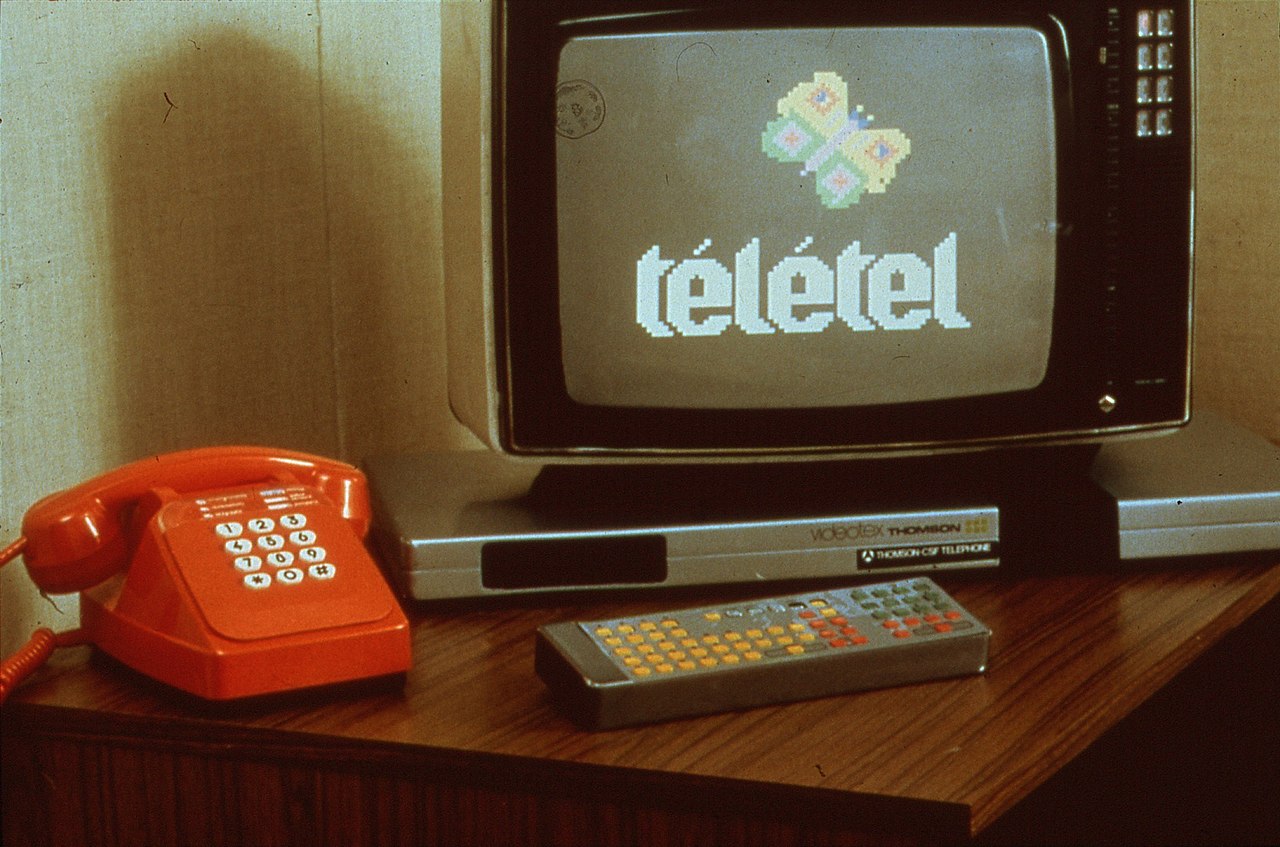 1980 Vélizy Télétel trial terminal. Photo by Bernard MARTI, CC BY 3.0, via Wikimedia Commons.